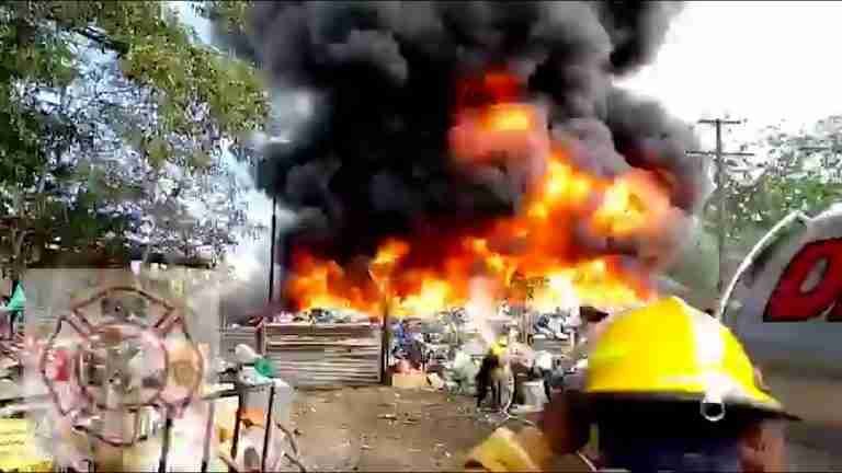 Impresionante incendio se presentó en una planta de reciclaje de Carepa, Antioquia