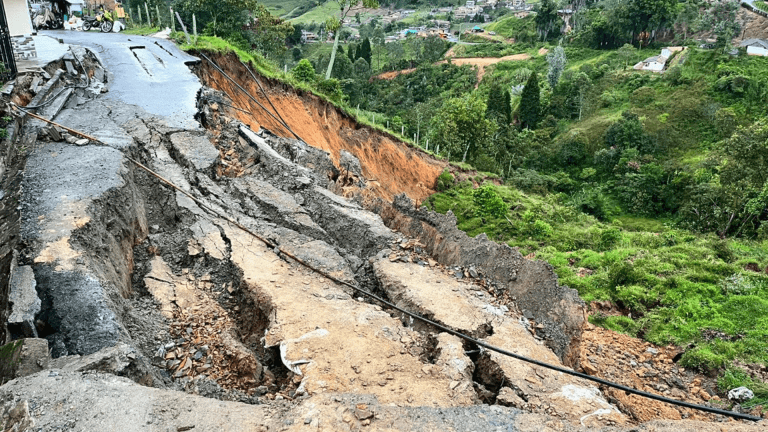 Más de 200 familias afectadas por derrumbe en San Cristóbal