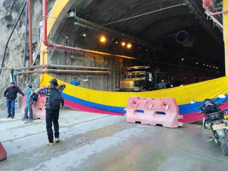 Comunidad cierra vía en represa de Ituango