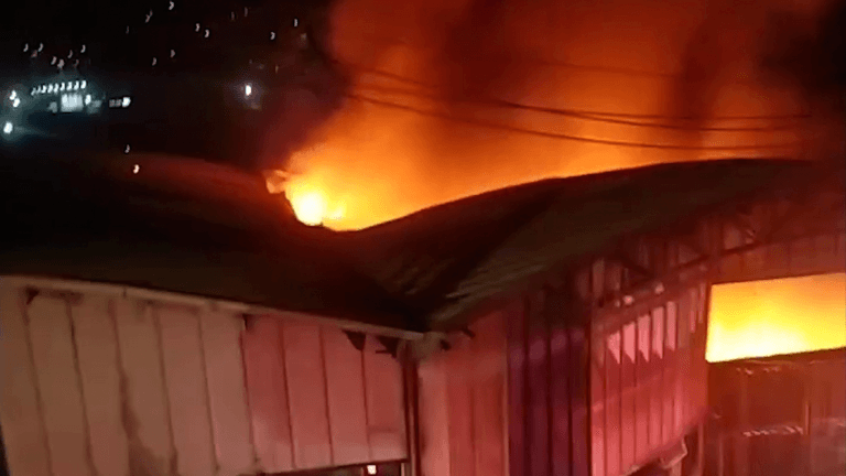 Fuerte incendio en Bodegas de Caldas, Antioquia