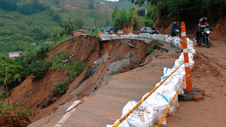 Pérdida de banca en la vía hacia El Peñol