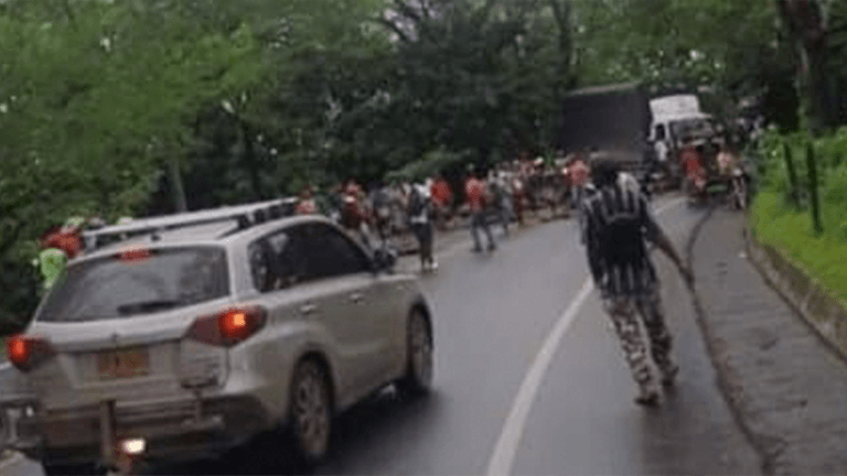 Protesta minera bloquea la vía que comunica a Medellín con Caucasia