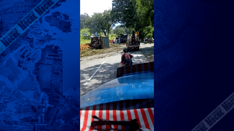 Se volteó una volqueta en la entrada de Girardota