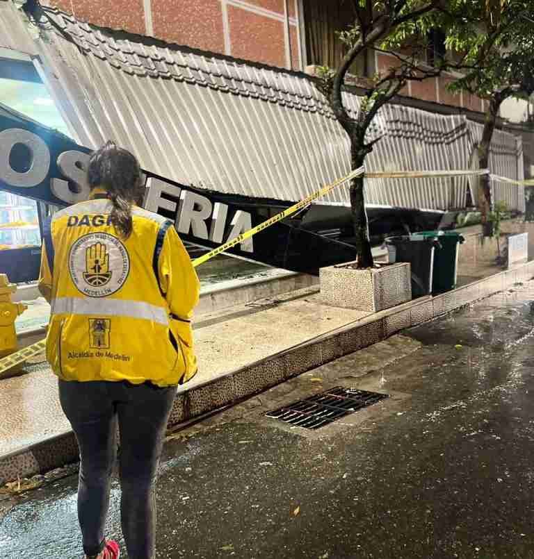 Emergencias simultáneas por incendio y desplome de un techo en Medellín