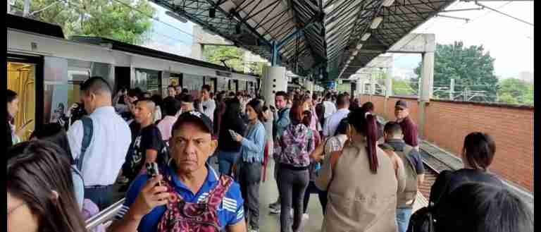 Por incidente con persona en la vía el Metro restringe su operación
