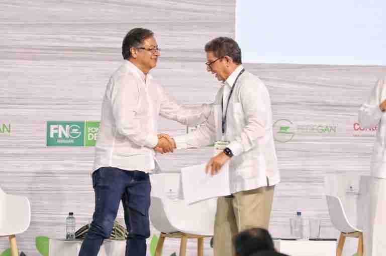 Giro inesperado. Petro le pide a Lafaurie ser negociador con el ELN