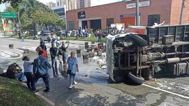 Camión con cervezas se volcó en la Avenida Regional