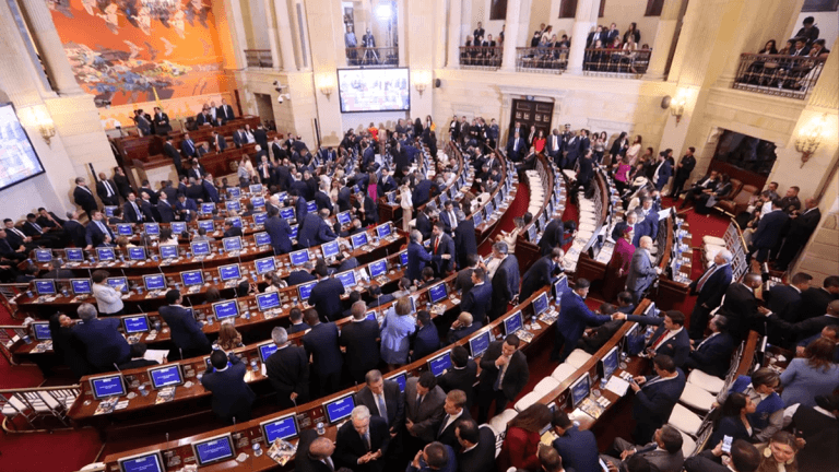 Aumentó salario de congresistas. Este es su millonario pago