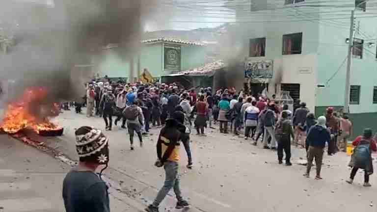 Aeropuertos cerrados, actos vandálicos y siete muertos. Así va Perú