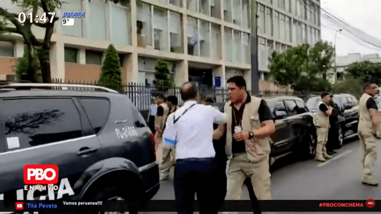 Ciudadanos detienen vehículo que transportaba a Pedro Castillo