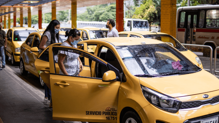 La carrera mínima en taxi aumentará $500 en Medellín
