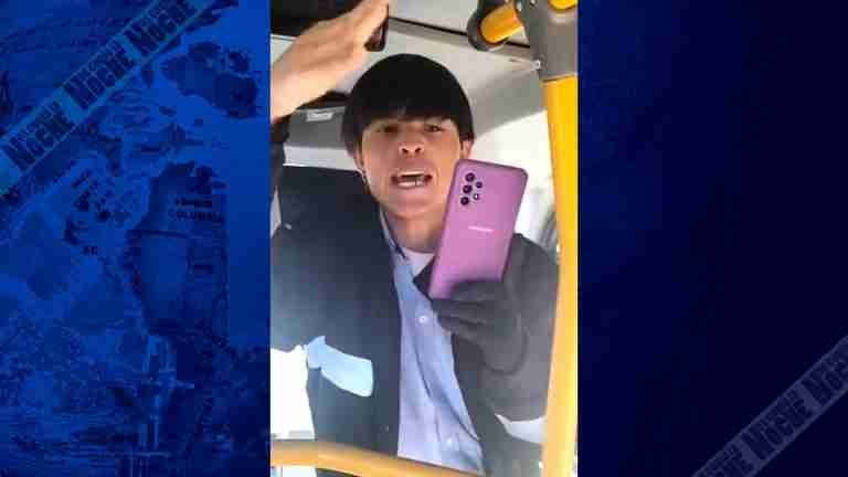 «¡El servicio se paga!» Conductor regañó a ‘colados’