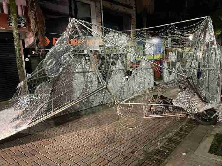 Motociclista en aparente estado de embriaguez tumbó parte del alumbrado de Bello