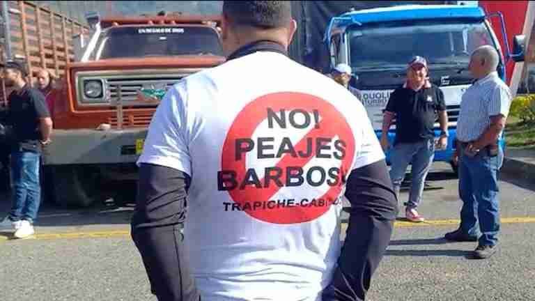 Camioneros en Barbosa protestan por las altas tarifas en el peaje de Trapiche