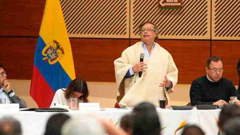 Revuelo por decisión de Petro de asumir funciones de regulación de servicios públicos