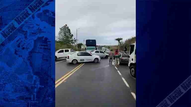 Vía Zaragoza-Caucasia bloqueada por manifestantes
