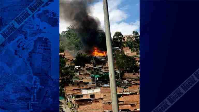 Las llamas están consumiendo viviendas en Robledo