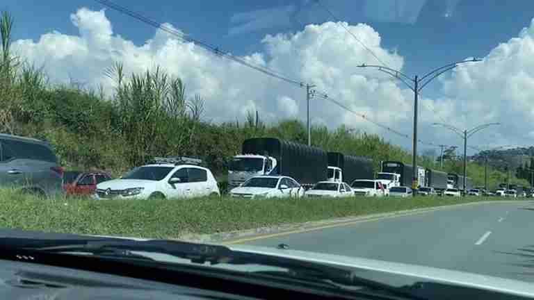 Así es el extenso trancón de la vía a occidente por el bloqueo de los camioneros