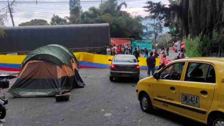 Más de 24 horas lleva el plantón en las partidas de Boquerón, antigua vía al mar