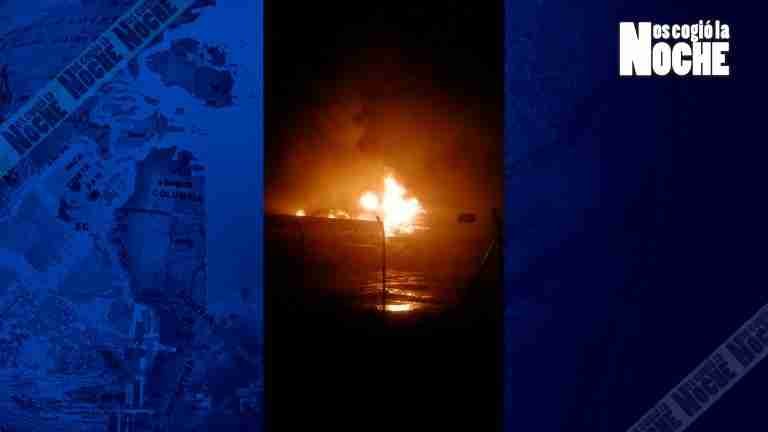 Impresionante incendio consume colchonería