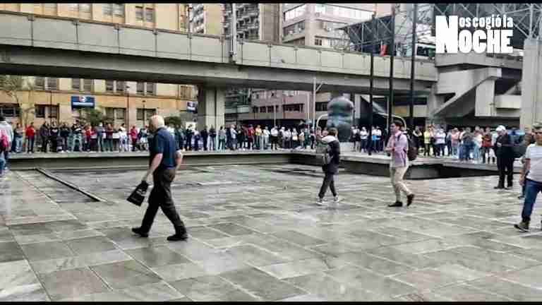 Desde las 4 de la mañana hacen largas filas en Medellín para comprar la moneda de 10 mil