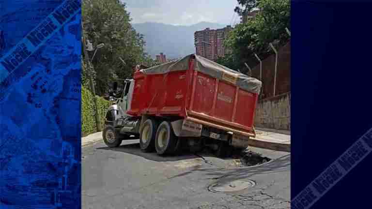 Un hueco en Calasanz por poco causa accidente con una volqueta
