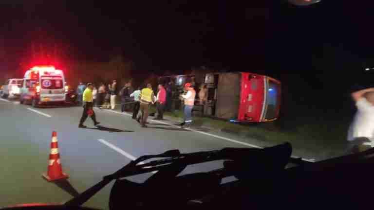 4 lesionados por volcamiento de bus en autopista Medellín – Bogotá