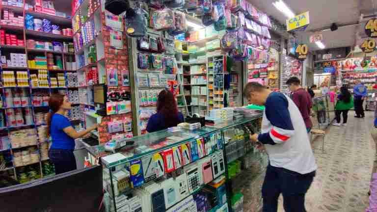 Comerciantes del centro de Medellín anuncian que congelarán los precios de los útiles escolares esta temporada