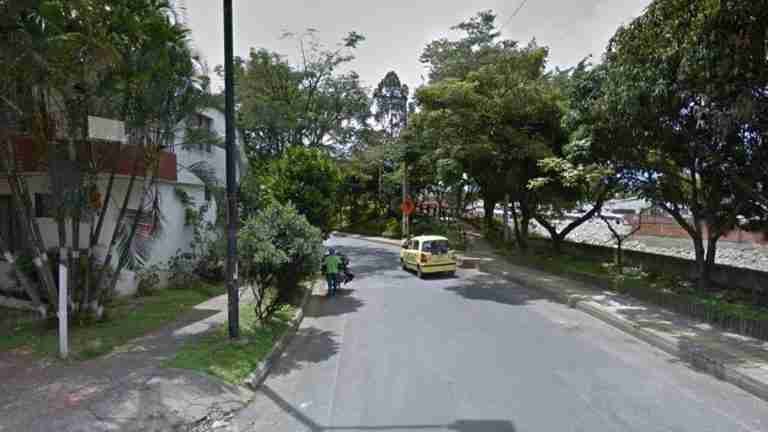 Hombres vestidos de negro abandonaron 5 armas de fuego en un parque de Itagüí