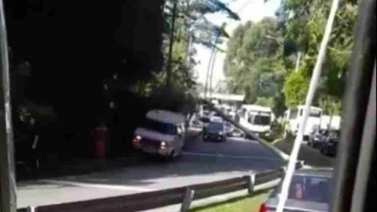 Poste caído genera cierre en la Avenida Las Palmas