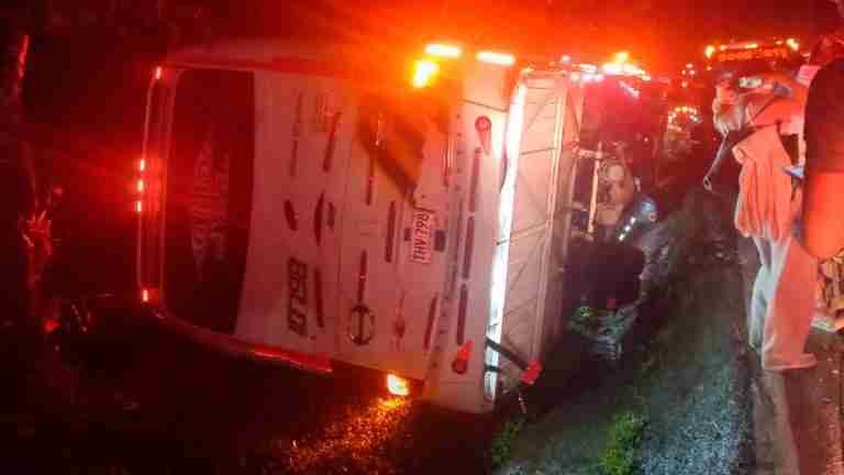 Con 35 pasajeros un bus se volcó en vía a la costa