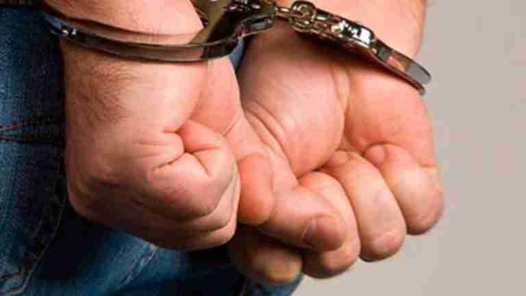 Un hombre golpeó a su padre para robarle el carro