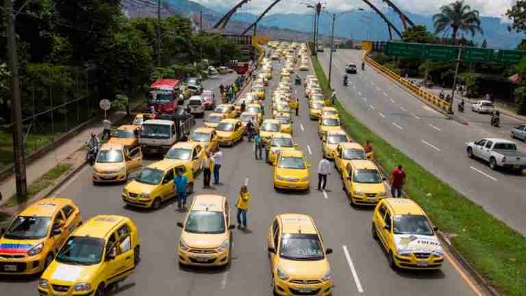 “La tarifa mínima debería quedar entre 18 y 24 mil pesos”: líder de taxistas