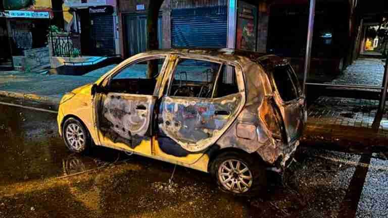 Incineraron un taxi en la Avenida 33
