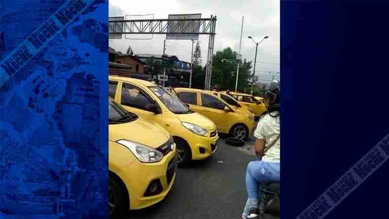 Paro de taxistas cerca al Éxito de Robledo