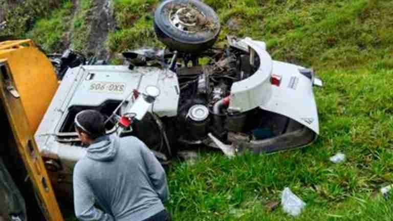 Volqueta que rodó por un abismo en Sonsón dejó una persona muerta