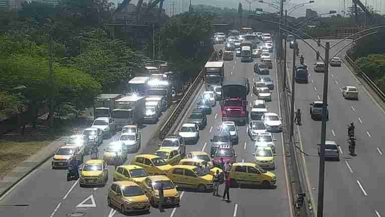 A esta hora se presentan varios embotellamientos en la ciudad