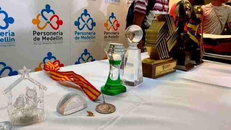 Indígenas devolvieron premios robados de la Alcaldía, la moneda de oro sigue sin aparecer