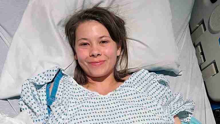 «10 años de fuerte dolor» Hija del Cazador de Cocodrilos se somete a cirugía por endometriosis