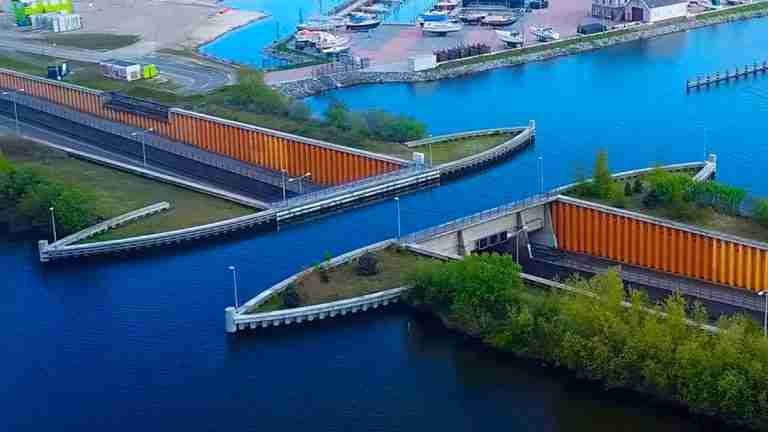 ¿Sabías qué? Existe un acueducto en donde los barcos navegan sobre los vehículos