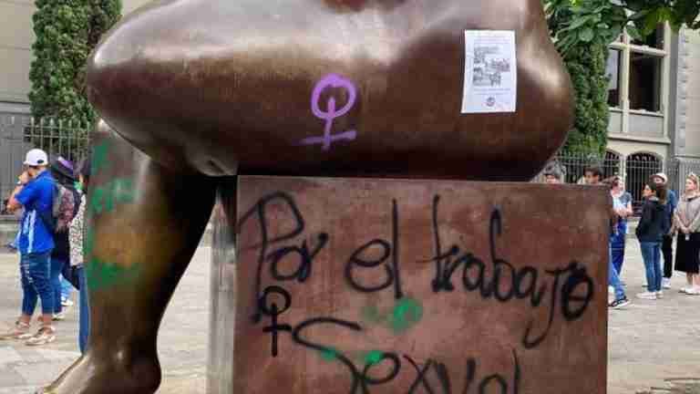 Marcha del 8M en Medellín termina en vandalismo a esculturas de Botero