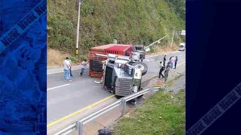 Monumental trancón por accidente de tractomula en la vía hacia Urabá