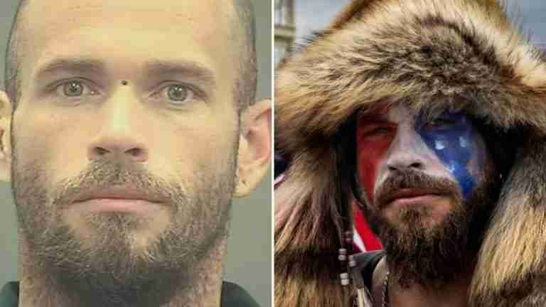 El ‘QAnon Shaman’ Jacob Chansley es liberado tras cumplir su condena por el asalto al Capitolio