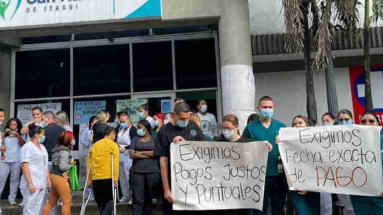 Plantón del personal del Hospital San Rafael por retraso en pagos
