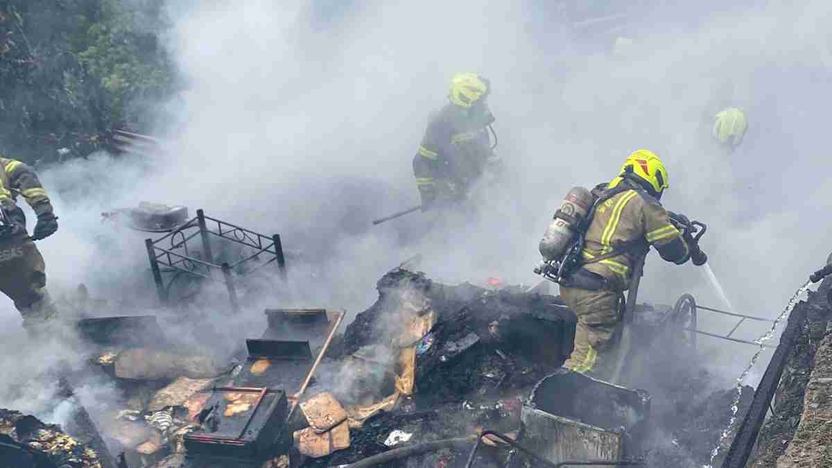 Dos viviendas destruidas tras incendio en el barrio Olaya