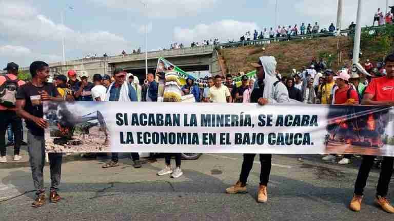 Una llamada desde el Bajo Cauca que Petro no quiere contestar