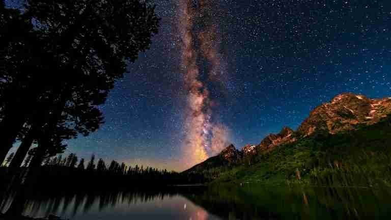 Si le gusta la astronomía, el mes de abril tendrá un show espacial para usted