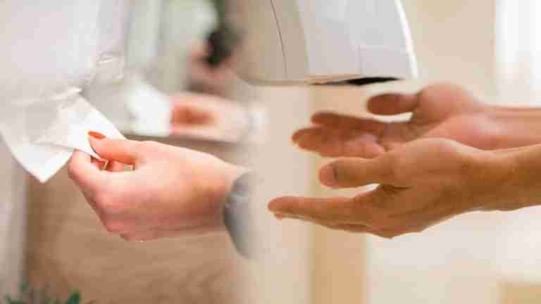 Toallas desechables vs. secadores de aire: ¿qué forma de secarse las manos posee menos bacterias?