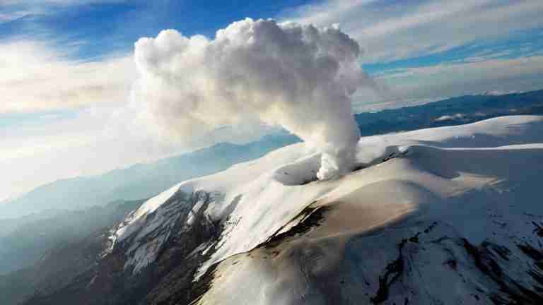 Se mantiene alerta naranja en el volcán Nevado del Ruiz