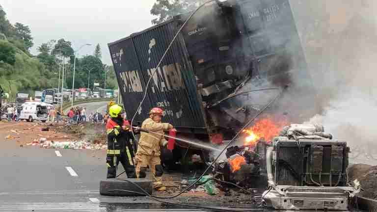 Aparatoso accidente entre tractocamiones en la Autopista del Café
